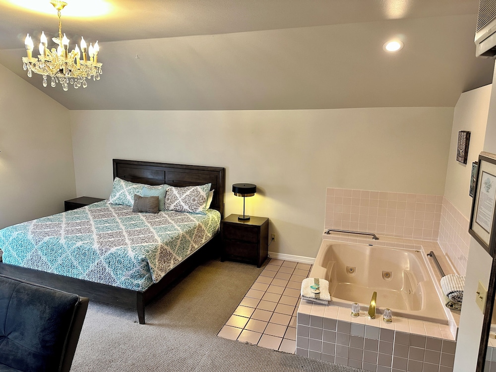 Bridal, Suite, King Bed, Jetted Tub