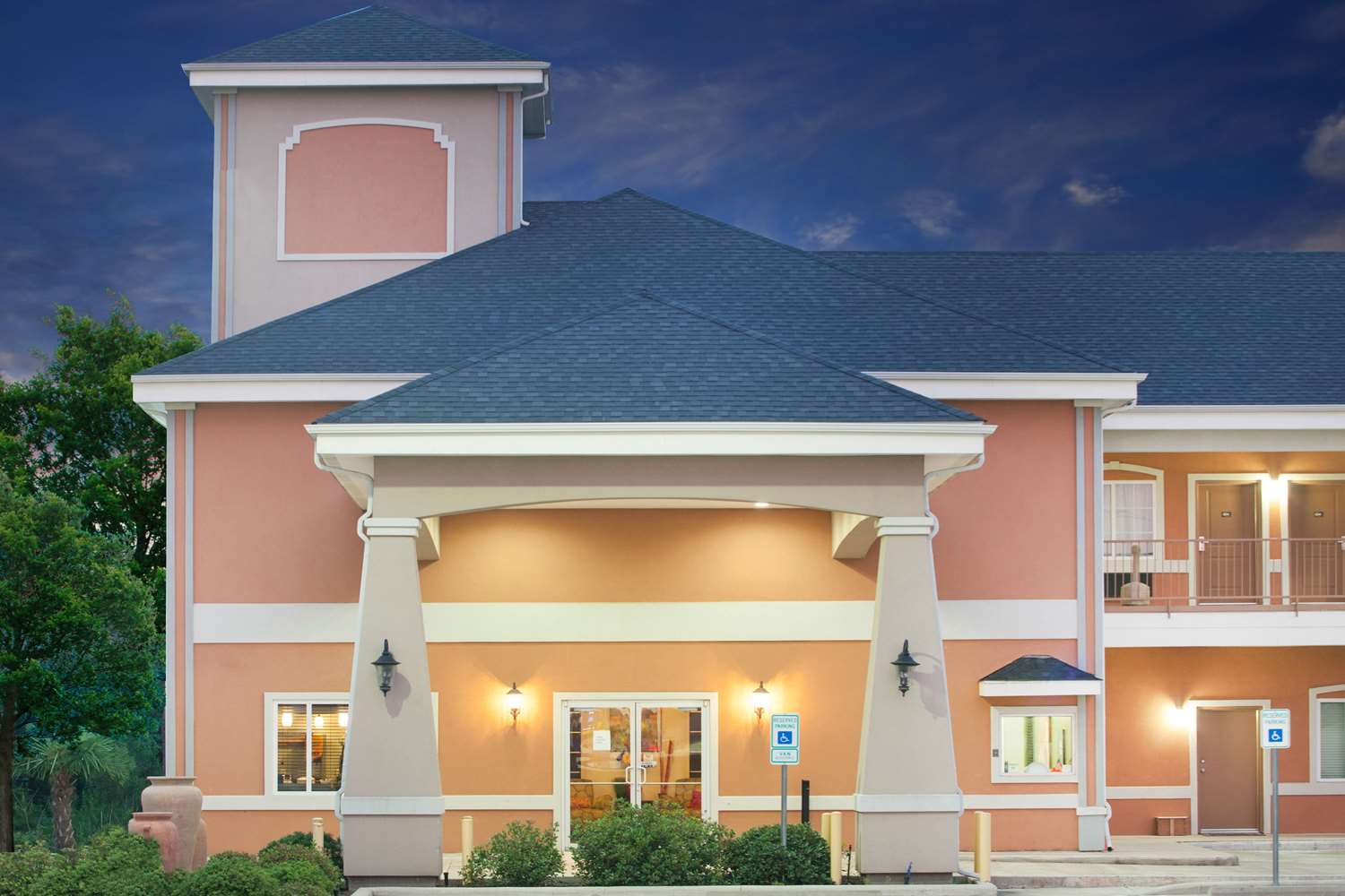 Super 8 by Wyndham Carthage TX 2/24