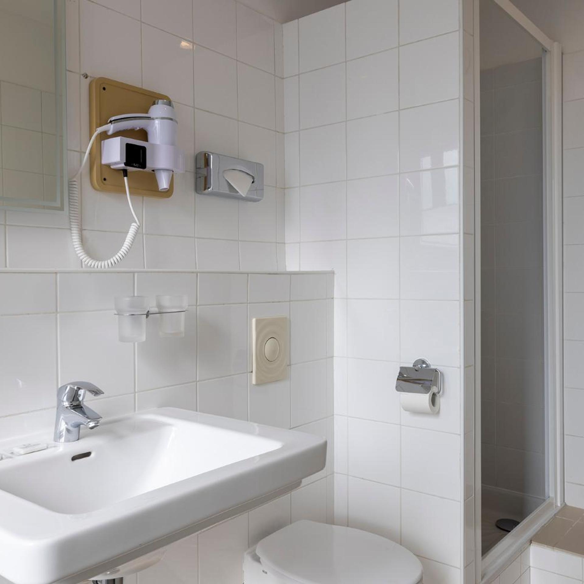Superior, Double Bed, Street View, Hotel Nude Paris - Color Vision 6/7