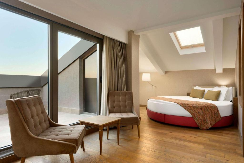 Roof, Suite