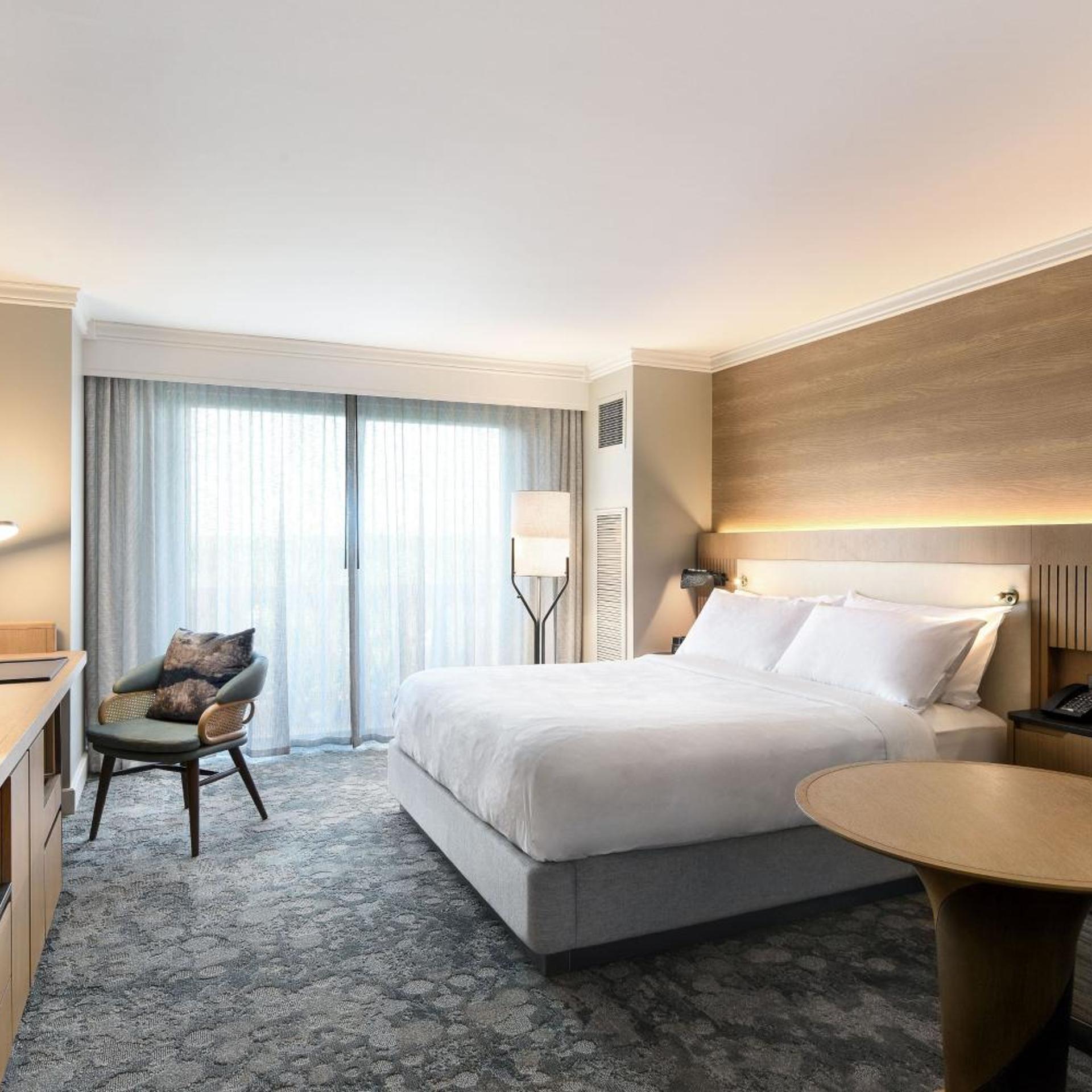 Guest Room, King Bed, Resort View, Sofa, High Floor