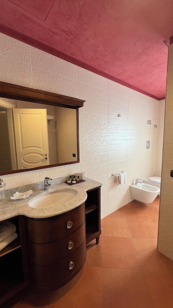 Artemis Hotel 64/69