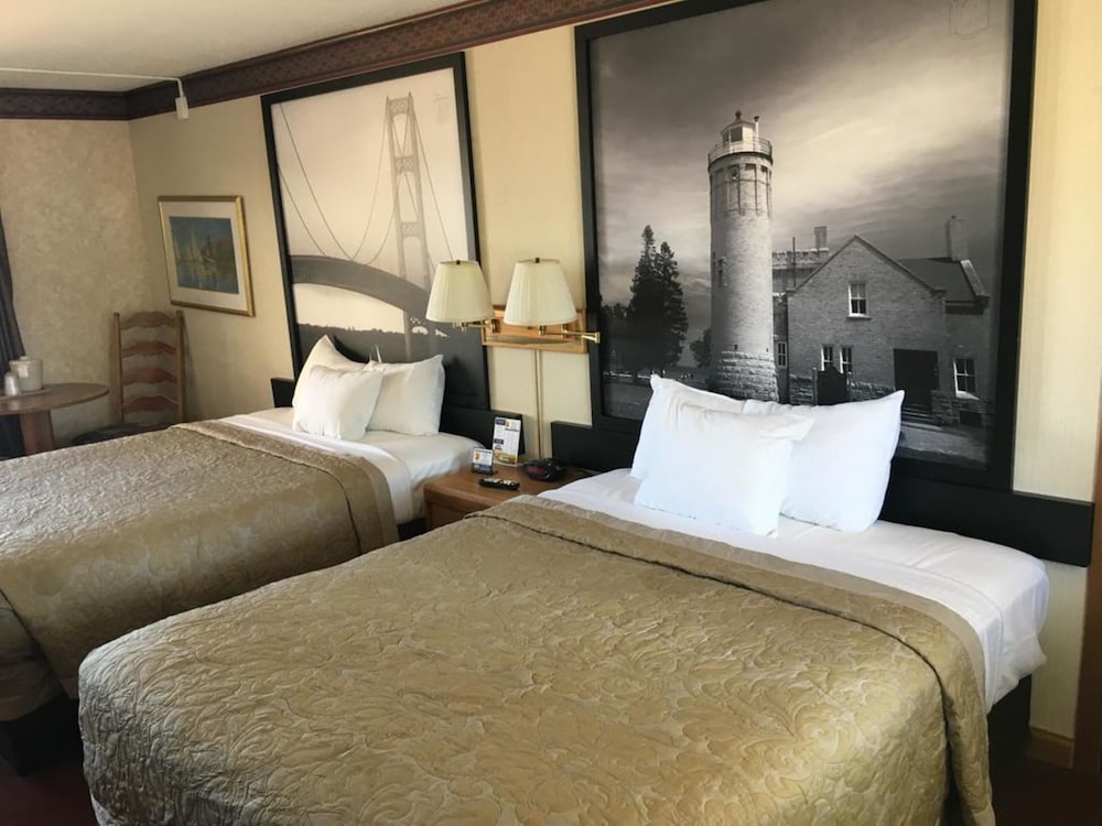 Super 8 by Wyndham Mackinaw City/Beachfront Area 10/25