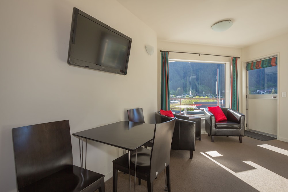 Caples Court 32/50