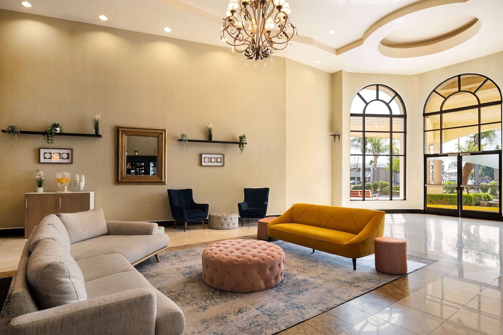 Hotel Marguerite Anaheim/Garden Grove, Trademark Collection 34/50