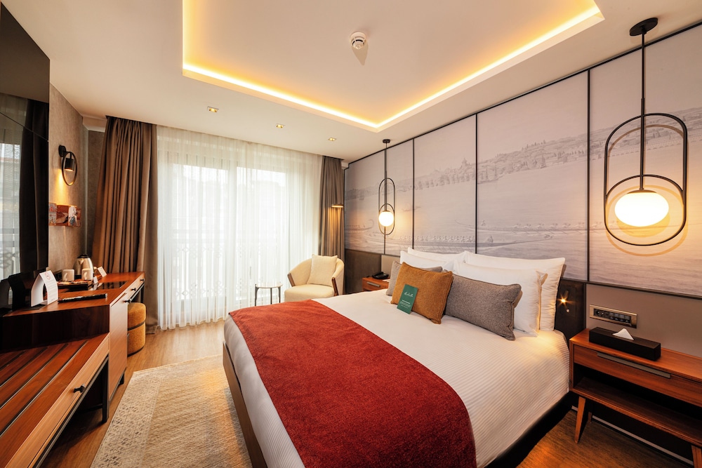 SUPERIOR, QUEEN BED