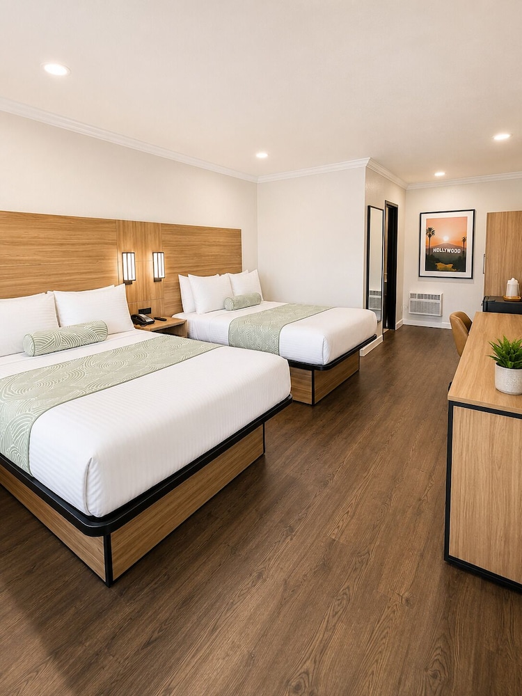 2 Bedrooms, Deluxe, Suite, 4 Queen Beds, 2 Bathrooms