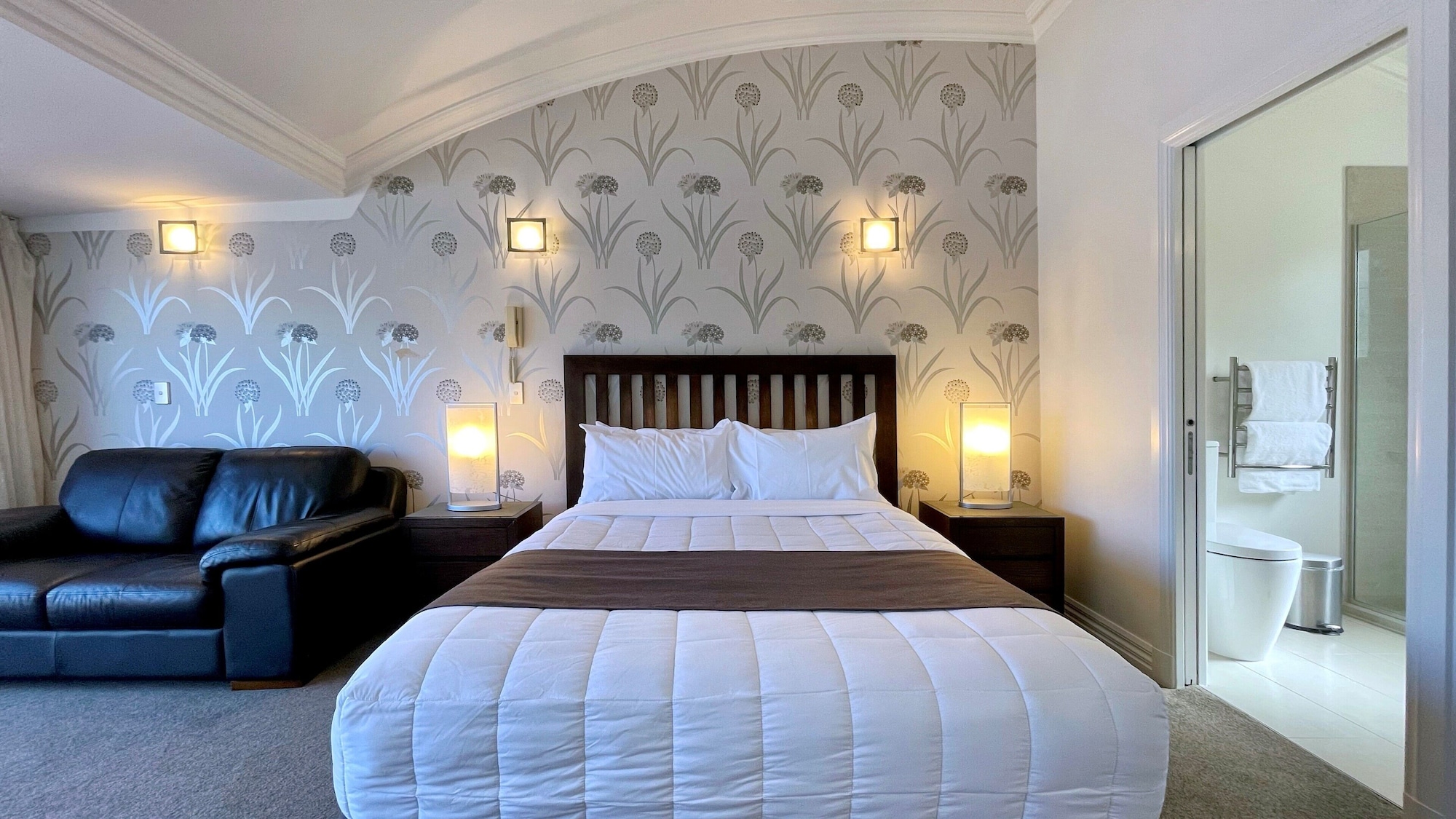 Penthouse, Studio, King Bed, Lake View