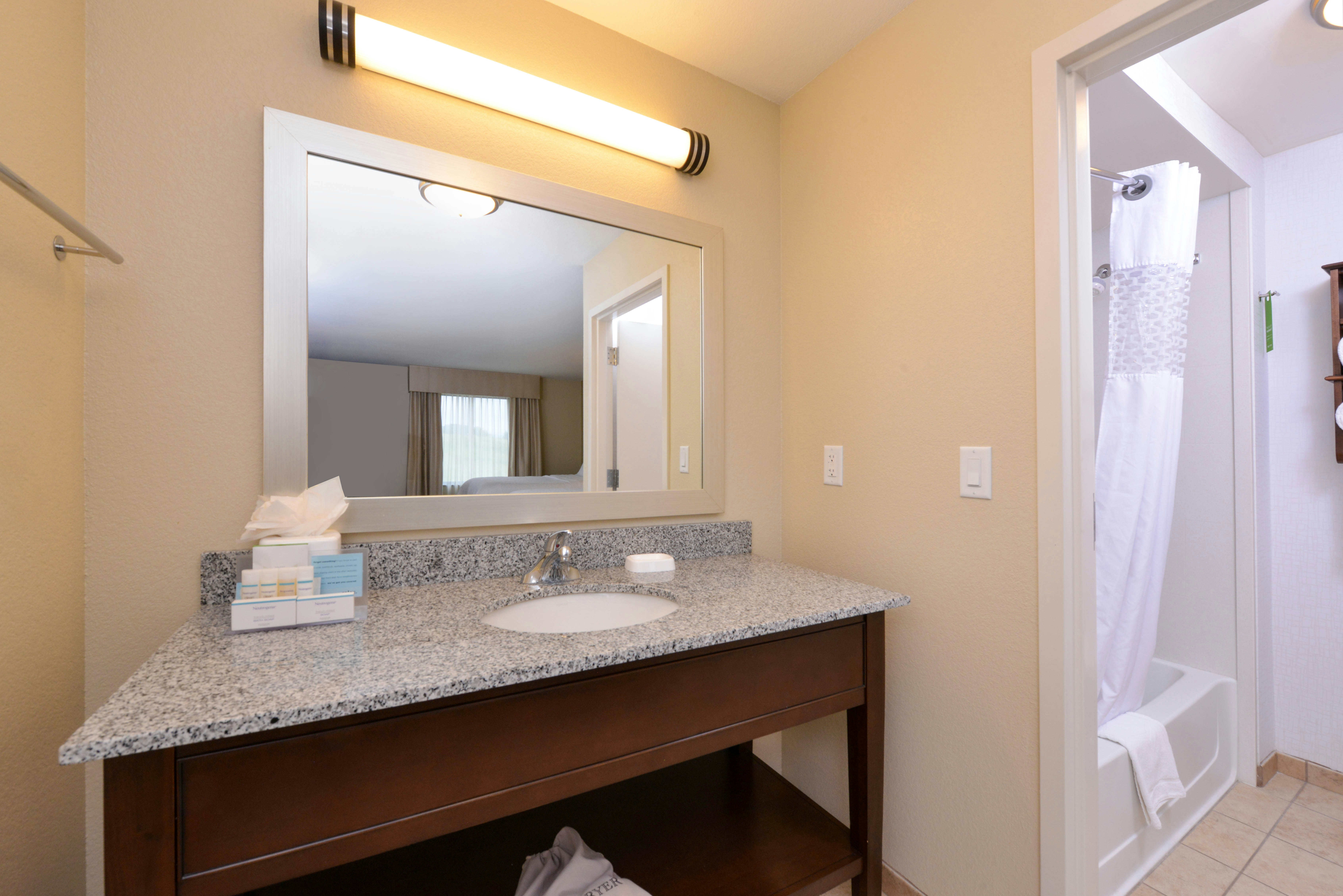 استوديو بسريرين كوين، HAMPTON INN OMAHA MIDTOWN-AKSARBEN AREA 8/8