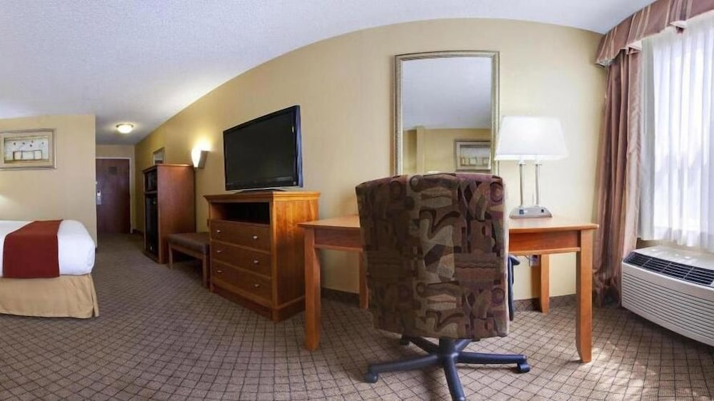 Holiday Inn Express Hurricane Mills Waverly 56/62