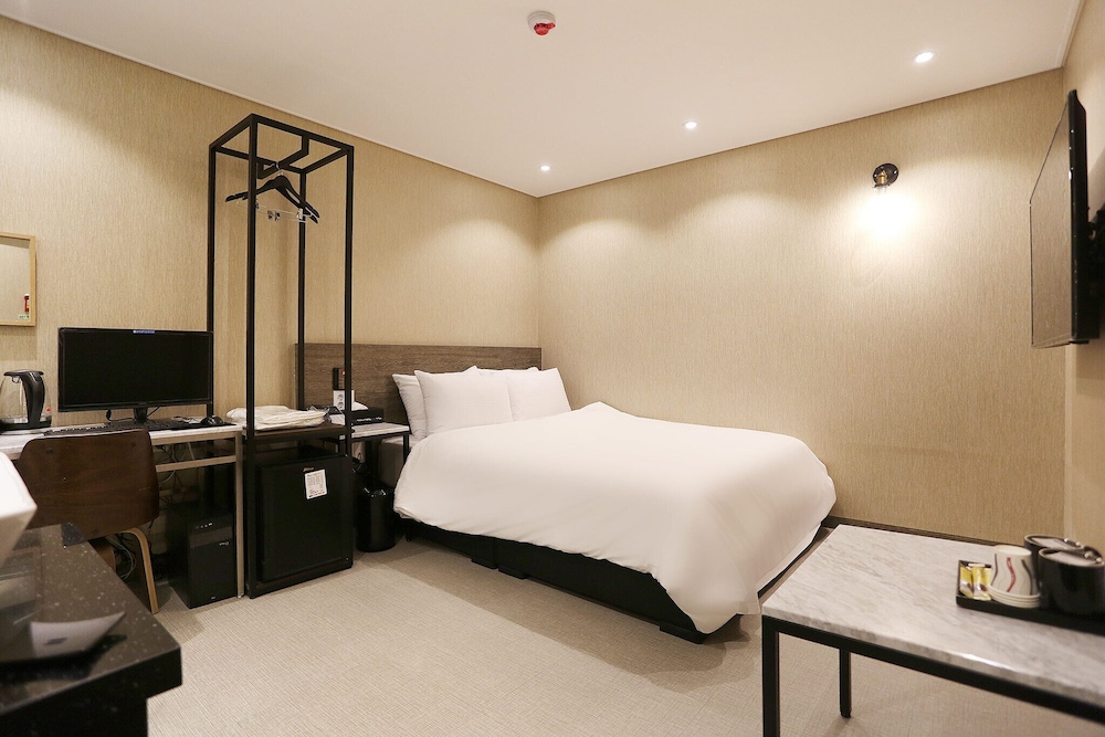 Louis Hotel 25/39