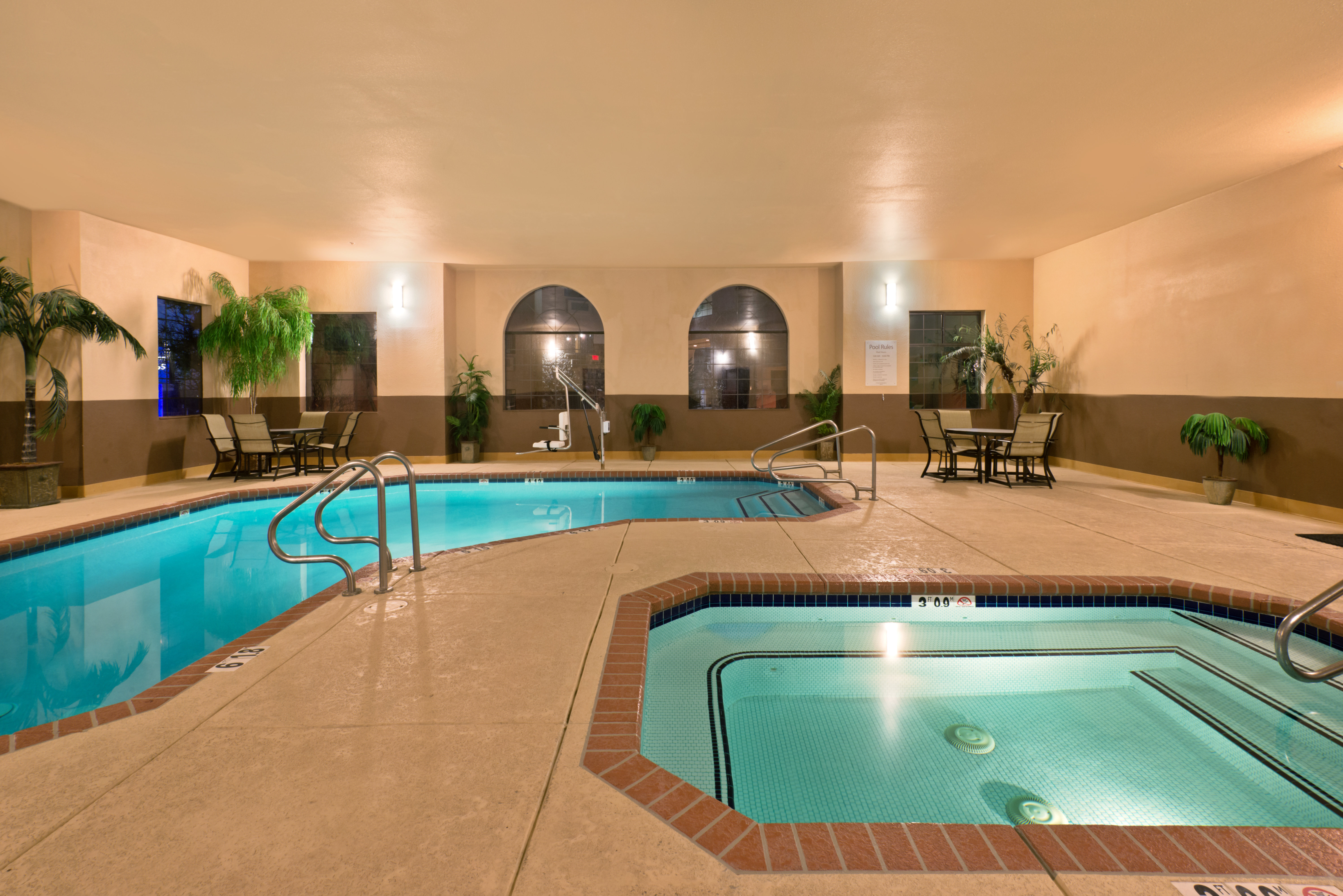 Holiday Inn Express Show Low 22/47