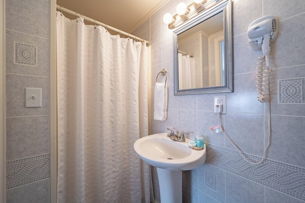 Ocean Glass Inn 48/50