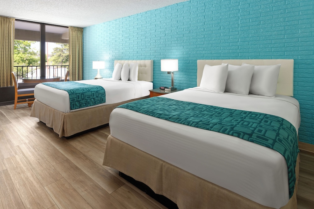 Deluxe, Single, 2 Queen Beds, Smoking