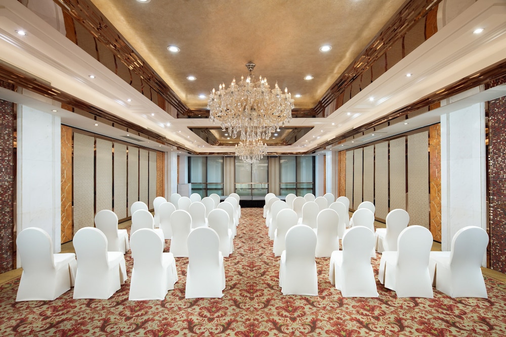 Crowne Plaza Shanghai Nanjing Road, an IHG hotel 63/71