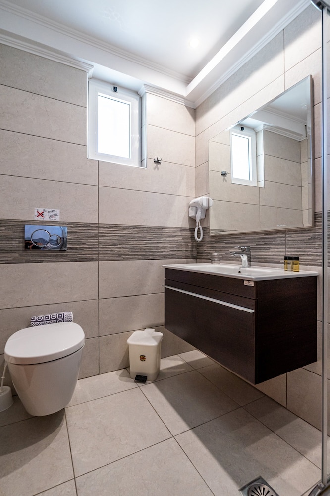 Kamari Plus Hotel 48/49