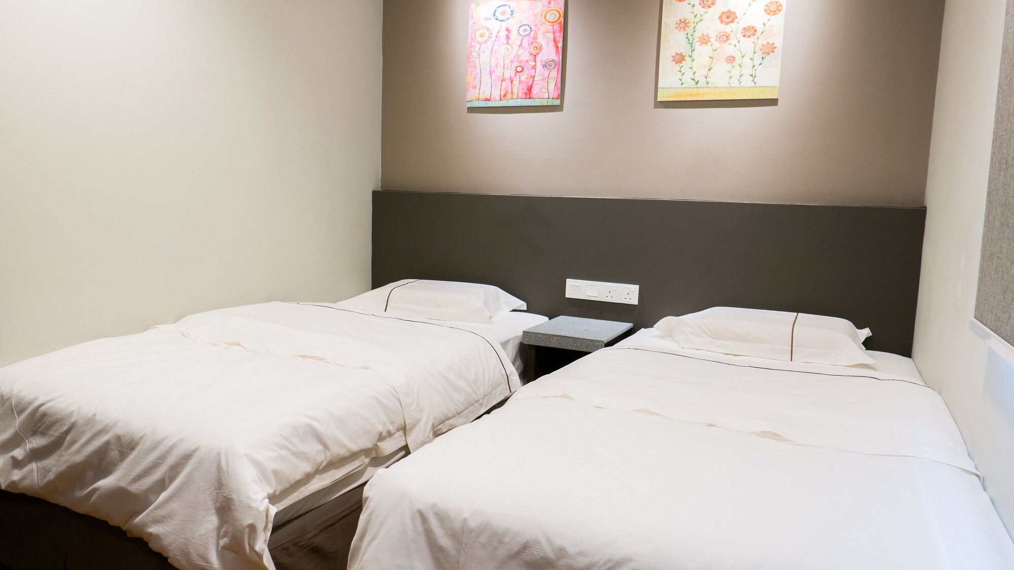 ROOM, TWIN BEDS