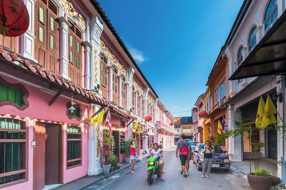 Montree Phuket Hotel 46/50