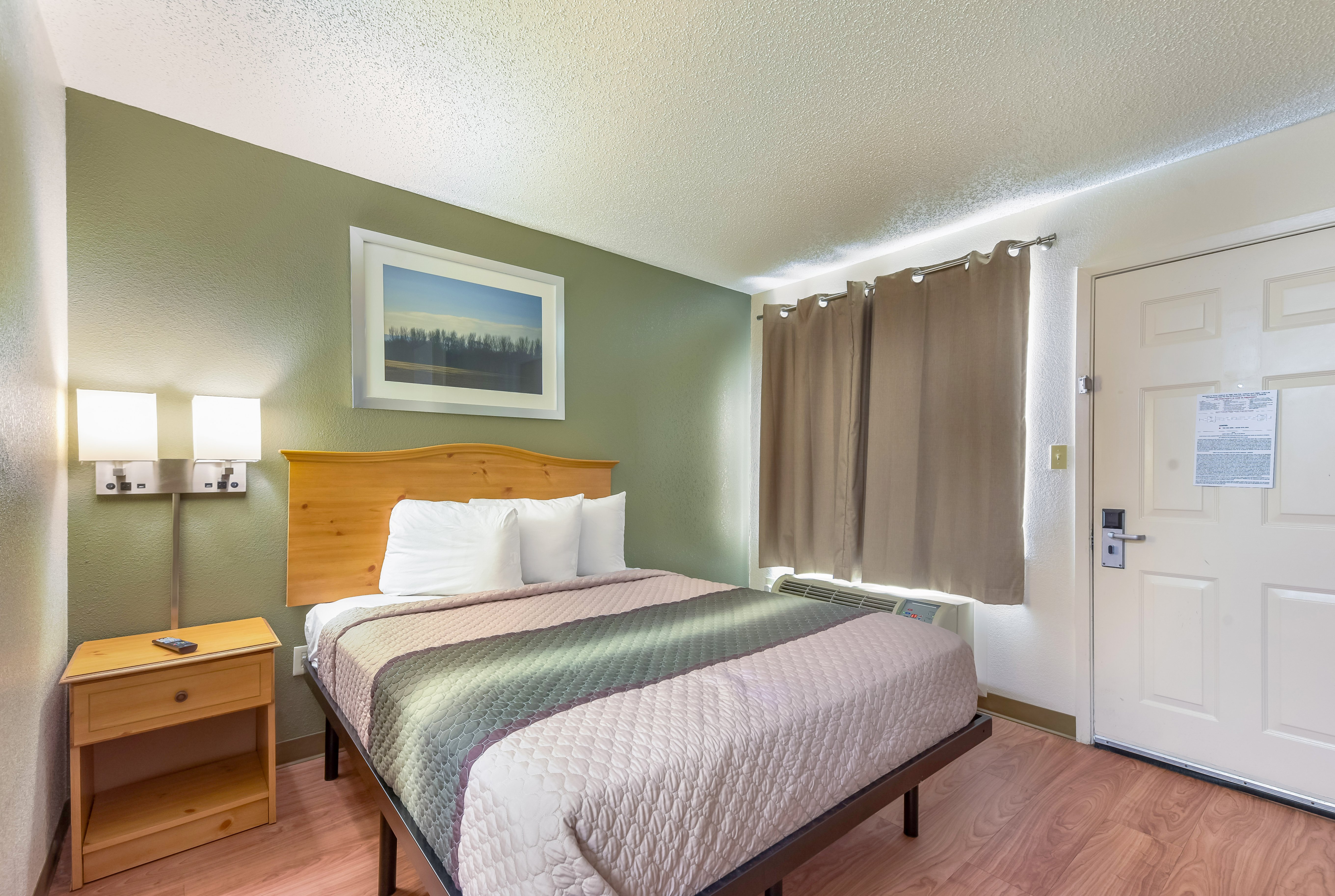 STUDIO, QUEEN BED
