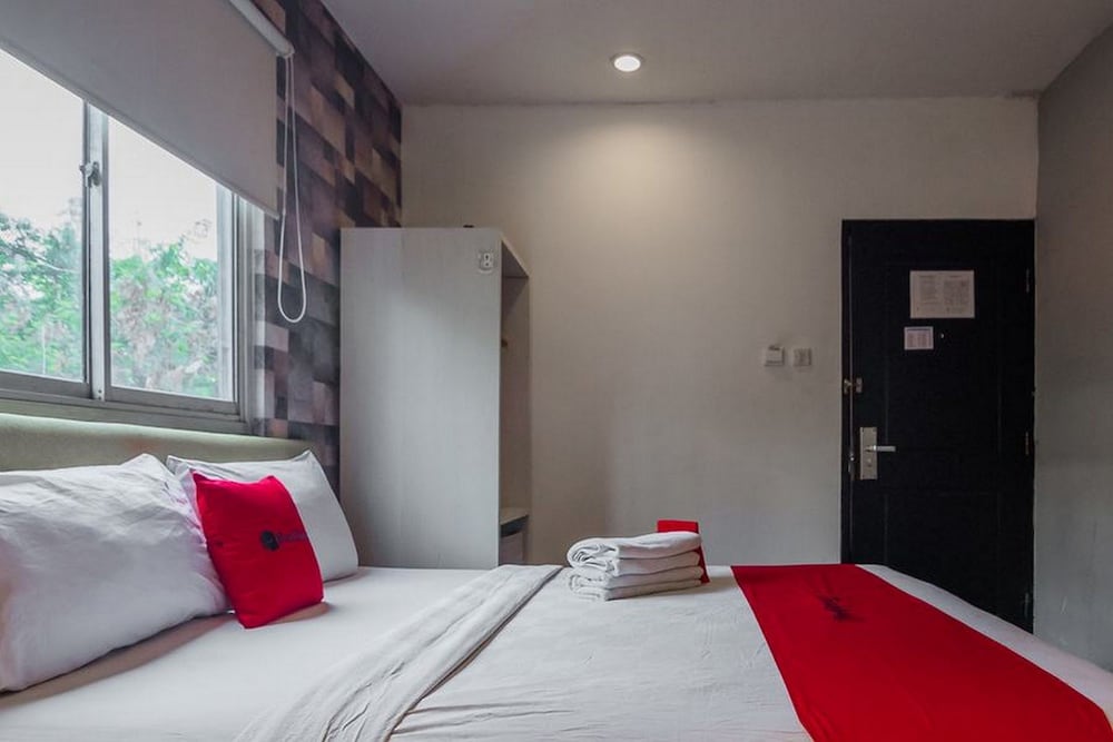 RedDoorz Plus near Mangga Besar Station 2 5/15