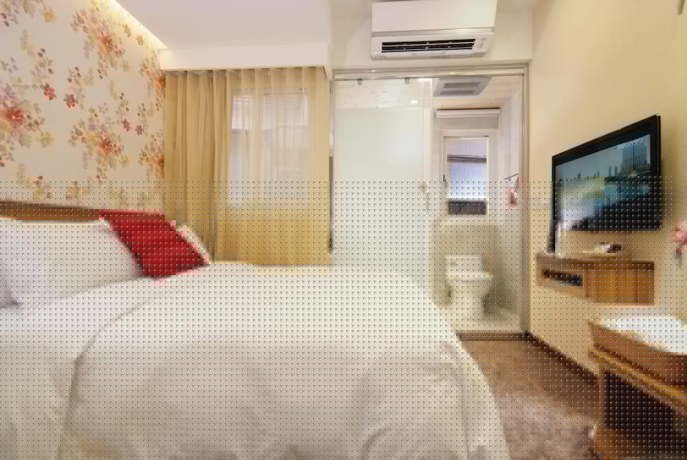 Golden Hotel 17/45