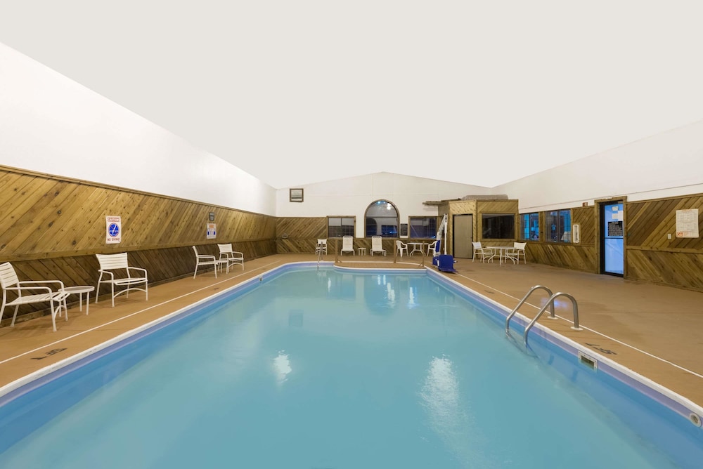 Super 8 Motel Coshocton Roscoe Village Area 1/16