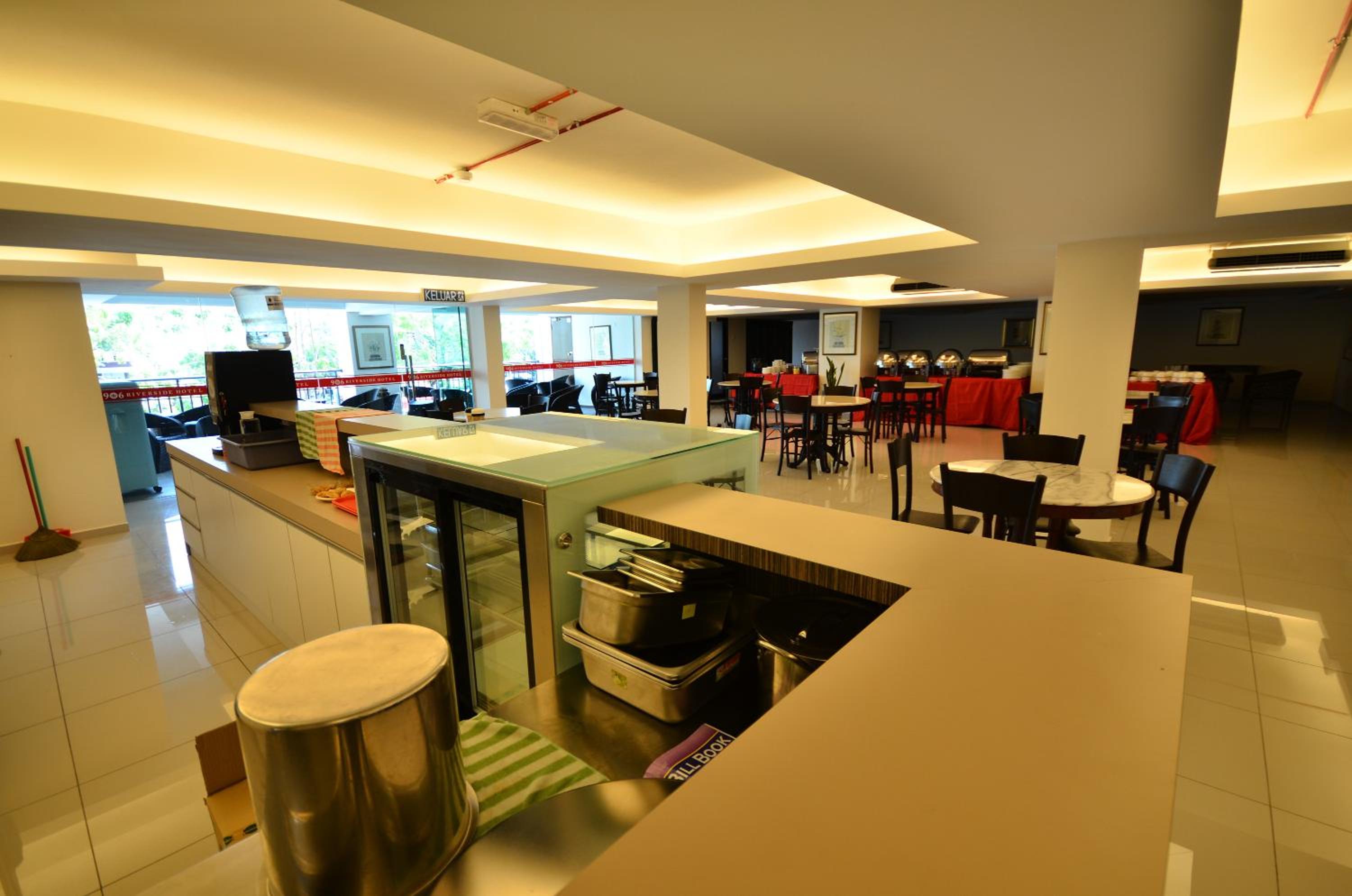 906 Riverside Hotel 31/51