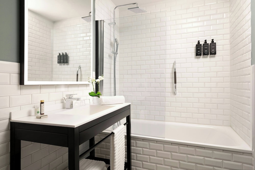 Duo Milan Porta Nuova a Tribute Portfolio Hotel (ex Four Points by Sheraton Milan Center) 50/50