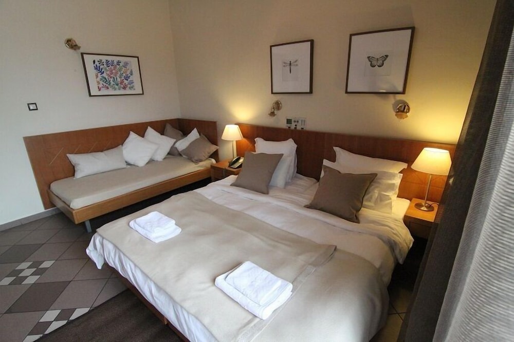 ACHILLION HOTEL 8/42