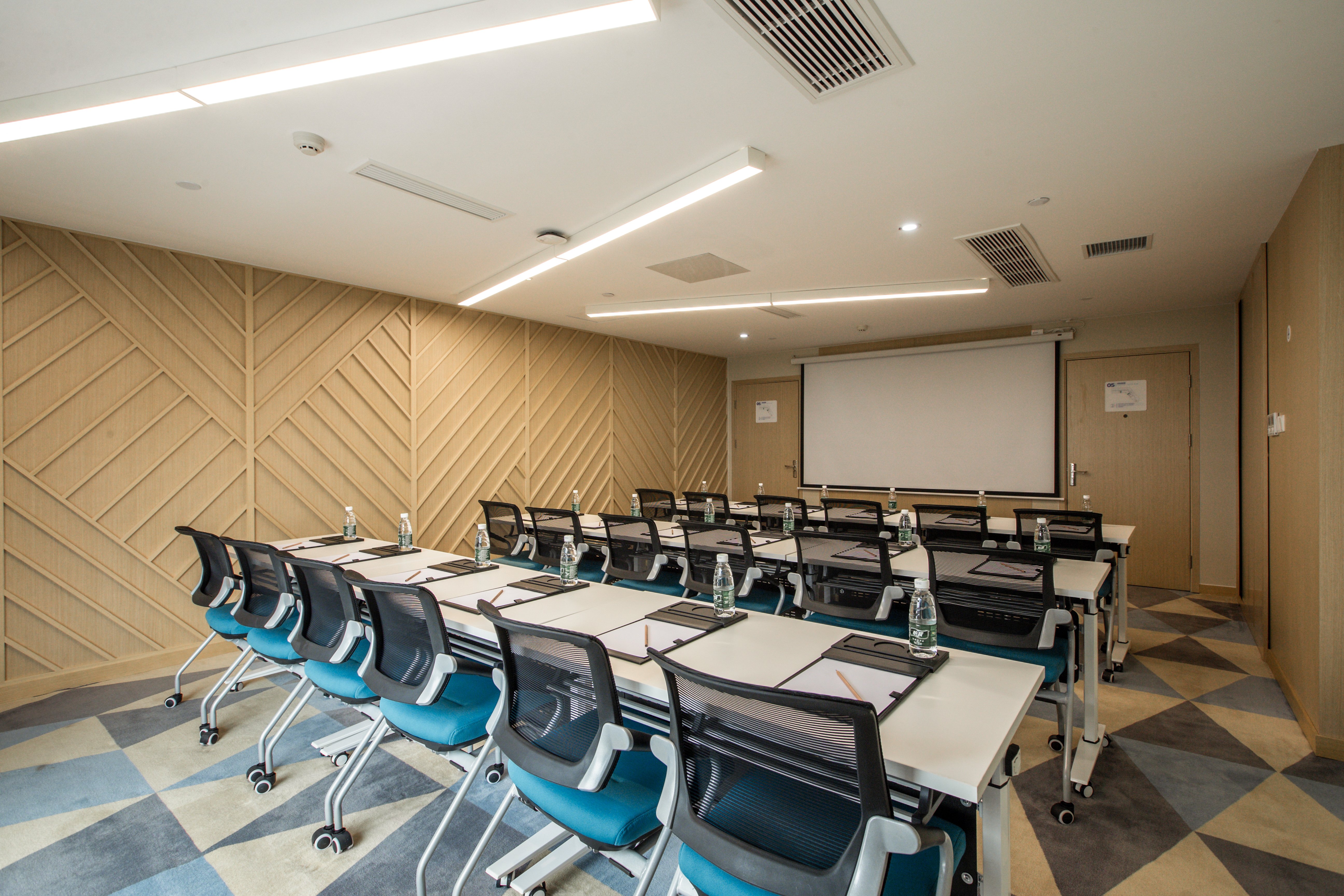 Holiday Inn Express Zhangjiagang Free Trade Zone 23/27