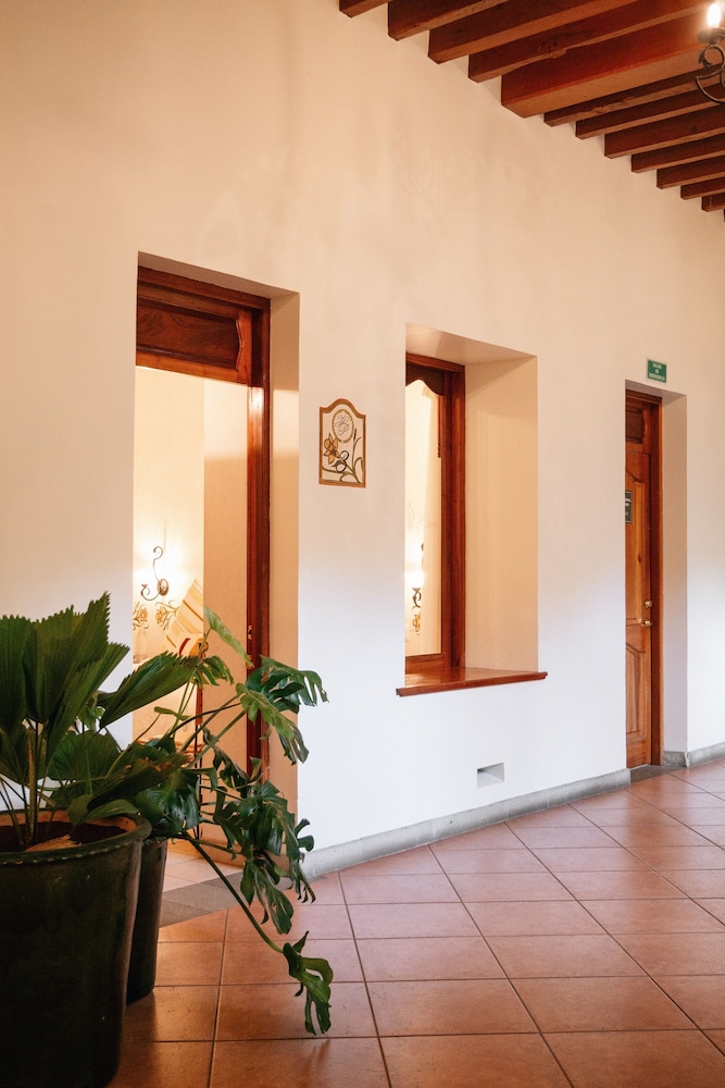 Los Pilares Hotel 8/63