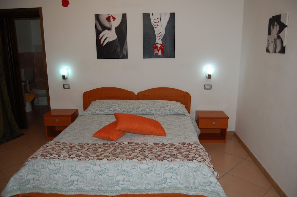 ROOM, DOUBLE BED