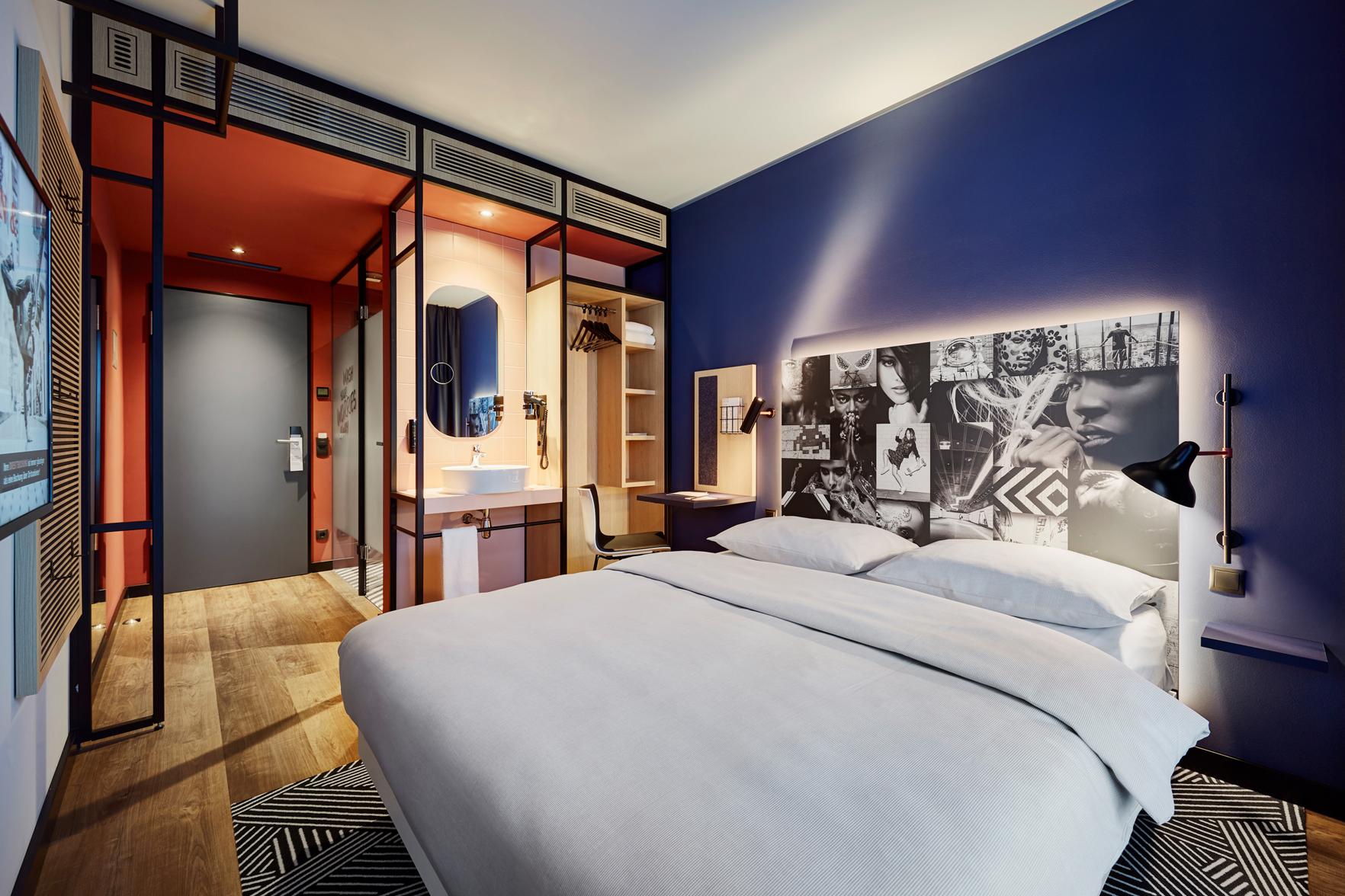 Smart, Queen Bed