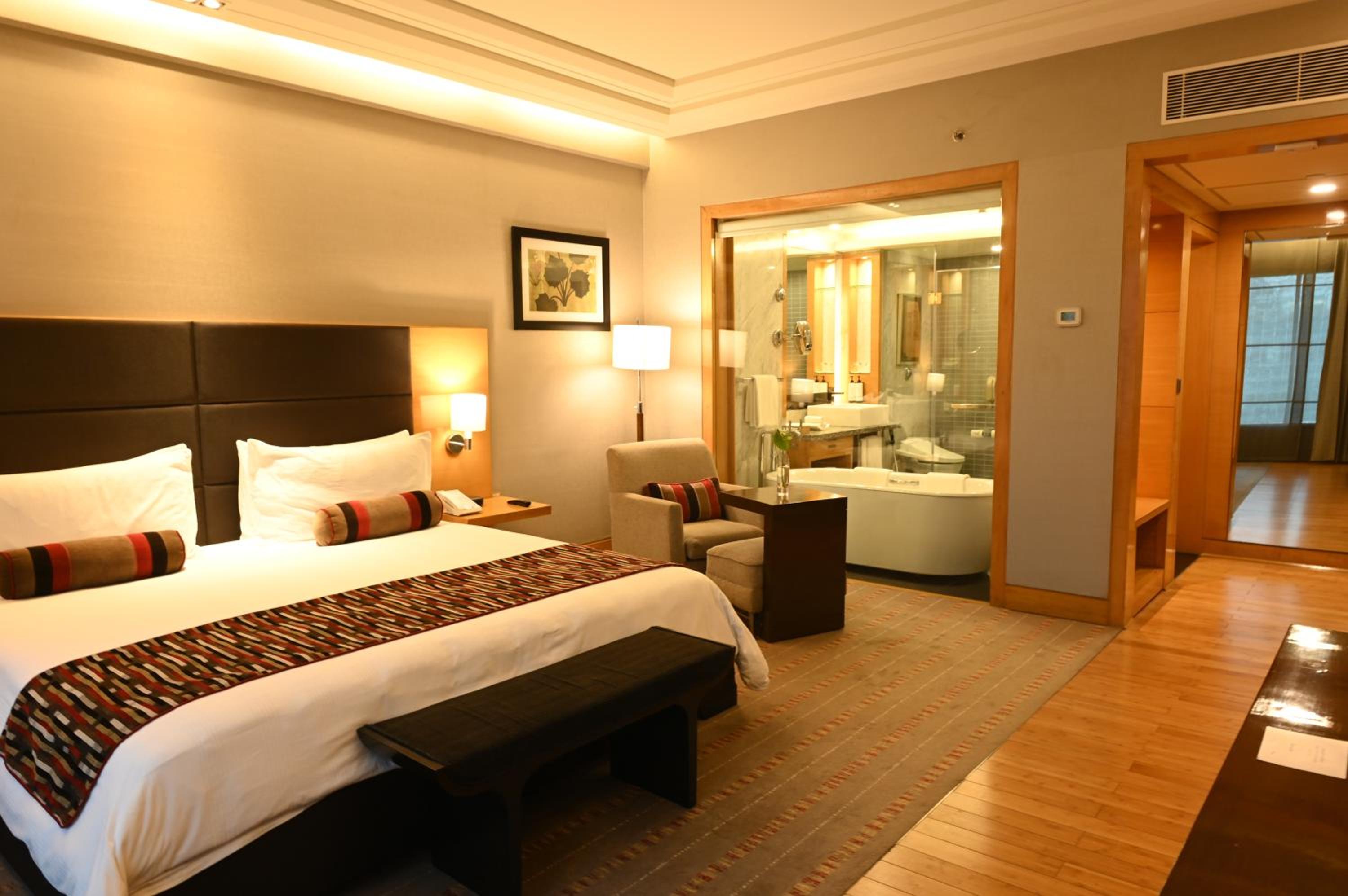 1 Bedroom, Suite, King Bed, Pool View, Lounge Access