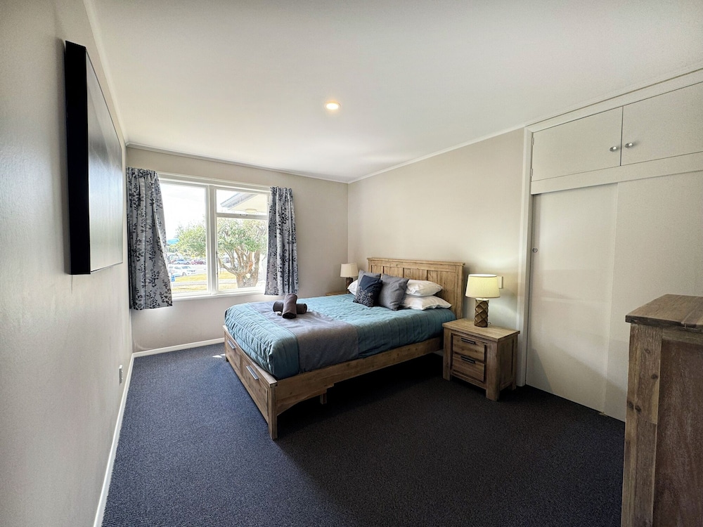 4 Bedrooms, Park, House, 5 Beds, 2 Queen Beds, Tahuna Beach Kiwi Holiday Park & Motel 6/10