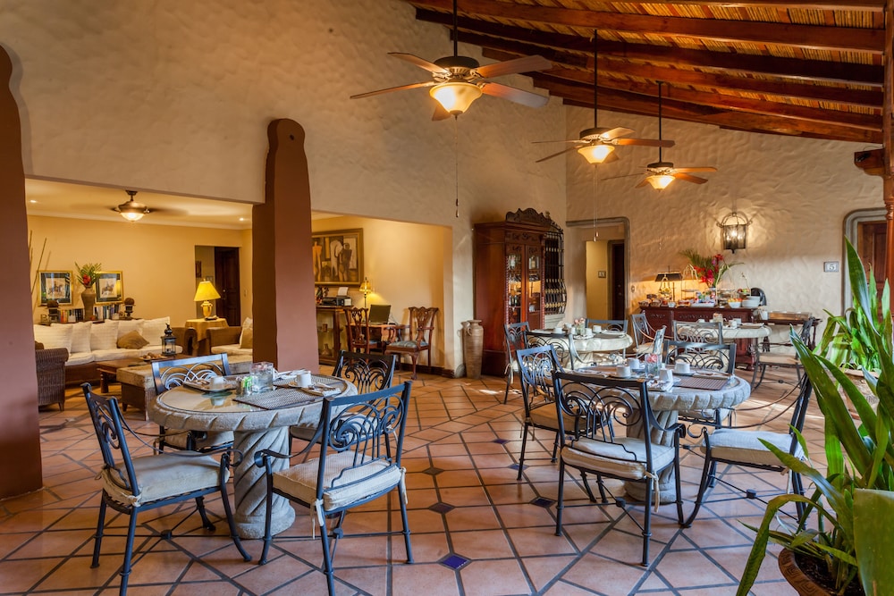 Hotel Los Robles 51/62