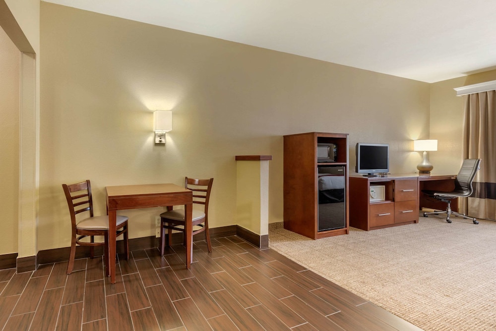 Comfort Suites Fort Collins Near University 28/35