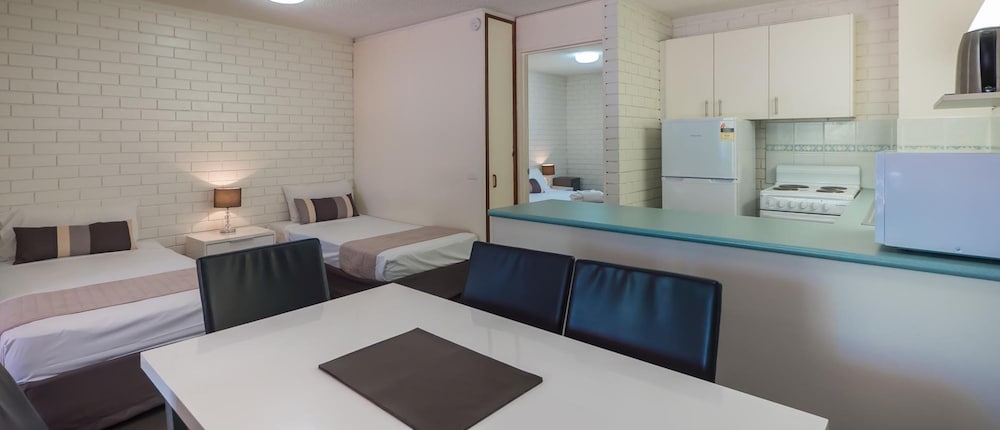 Trickett Gardens Holiday Inn 16/63