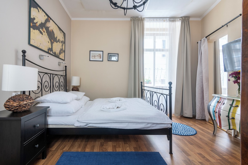 1 BEDROOM, ROMANTIC, APARTMENT, COURTYARD VIEW, KITCHEN
