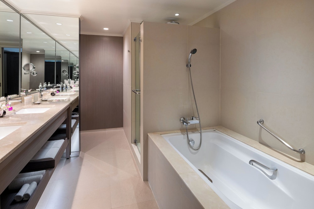 غرفة بريميوم بسرير كينج مع دخول صالة النادي للمدخنين، Crowne Plaza Bangkok Lumpini Park 4/5
