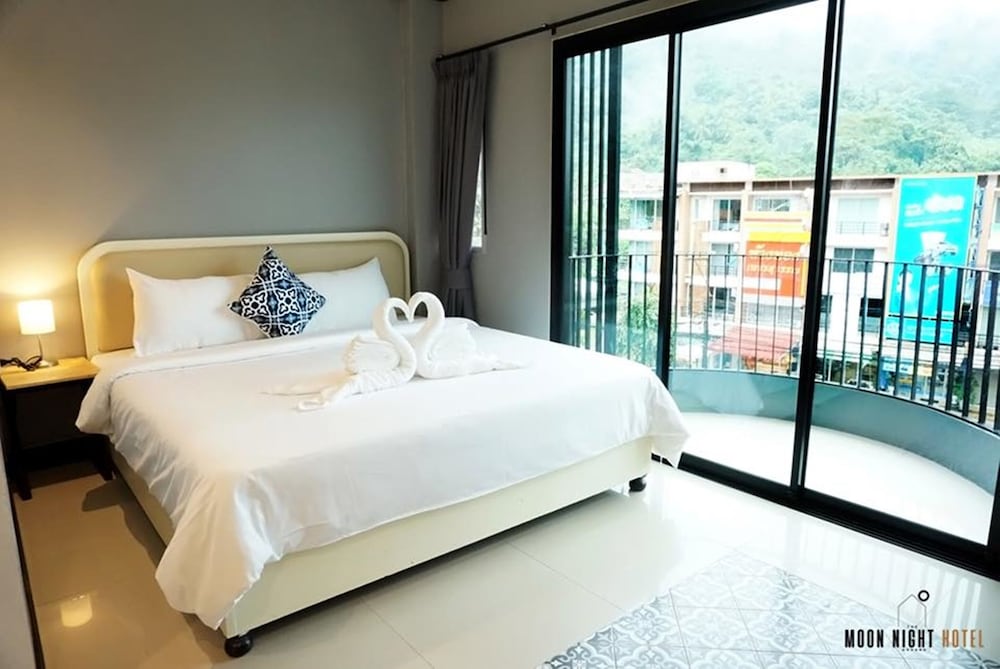 SUPERIOR, QUEEN BED