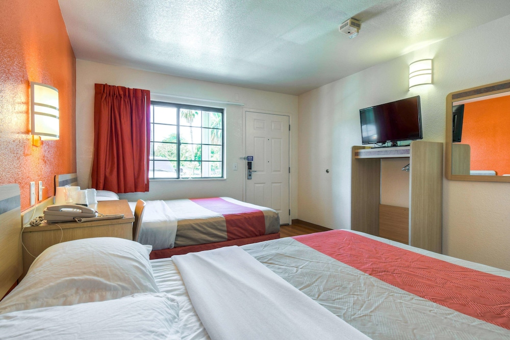 Motel6 Pomona, CA - Los Angeles 7/36