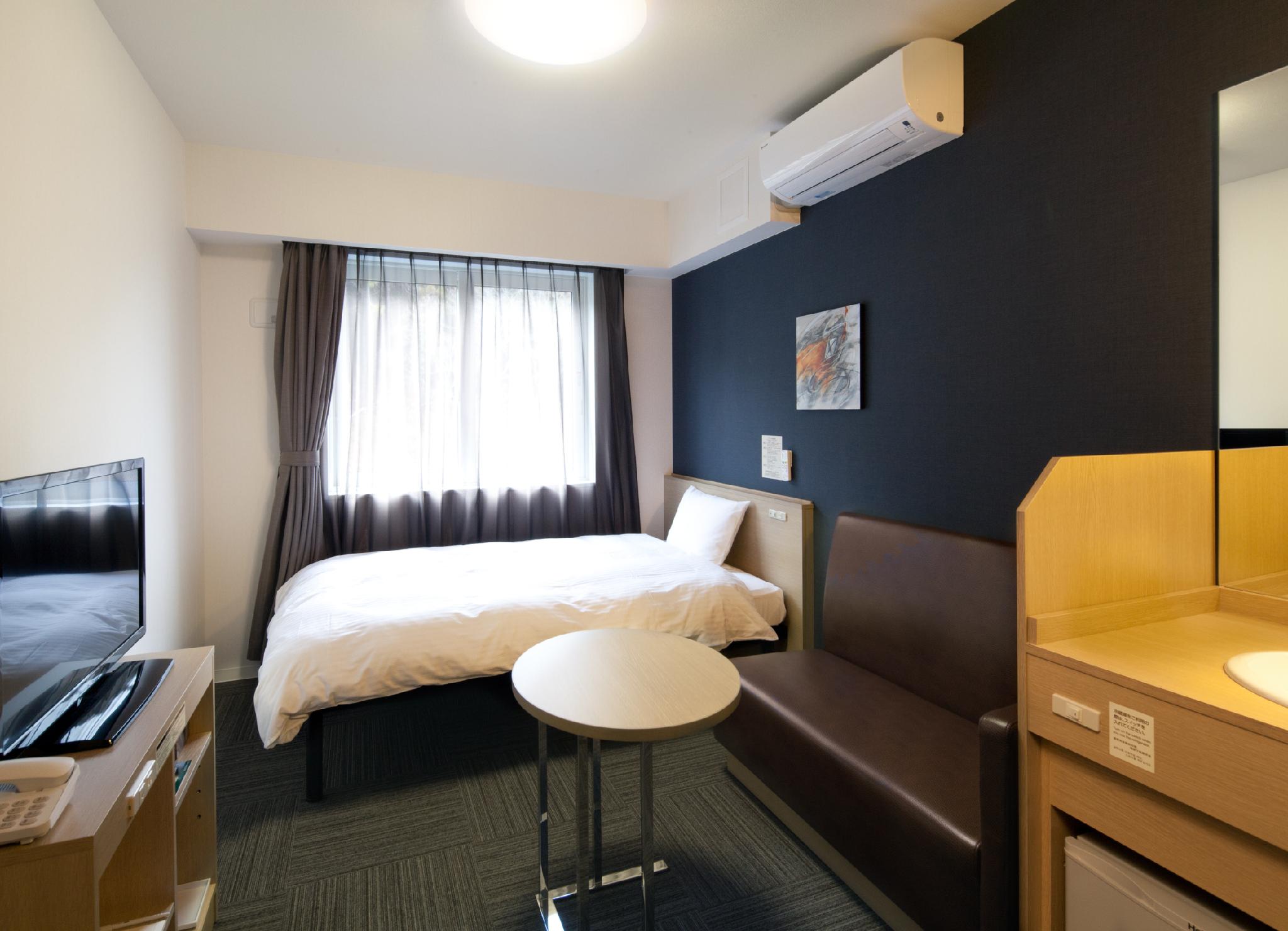 ROOM, SINGLE, NO BATHROOM