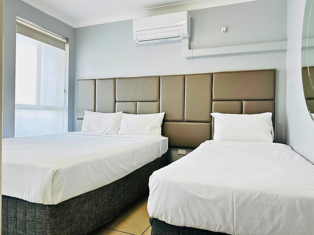 Deluxe, Apartment, 1 Single and 2 Queen Beds