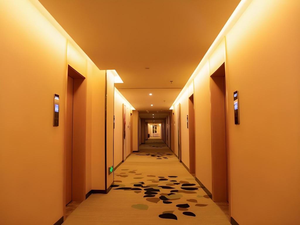 GreenTree Inn Pingliang Jinding Times Square 22/23