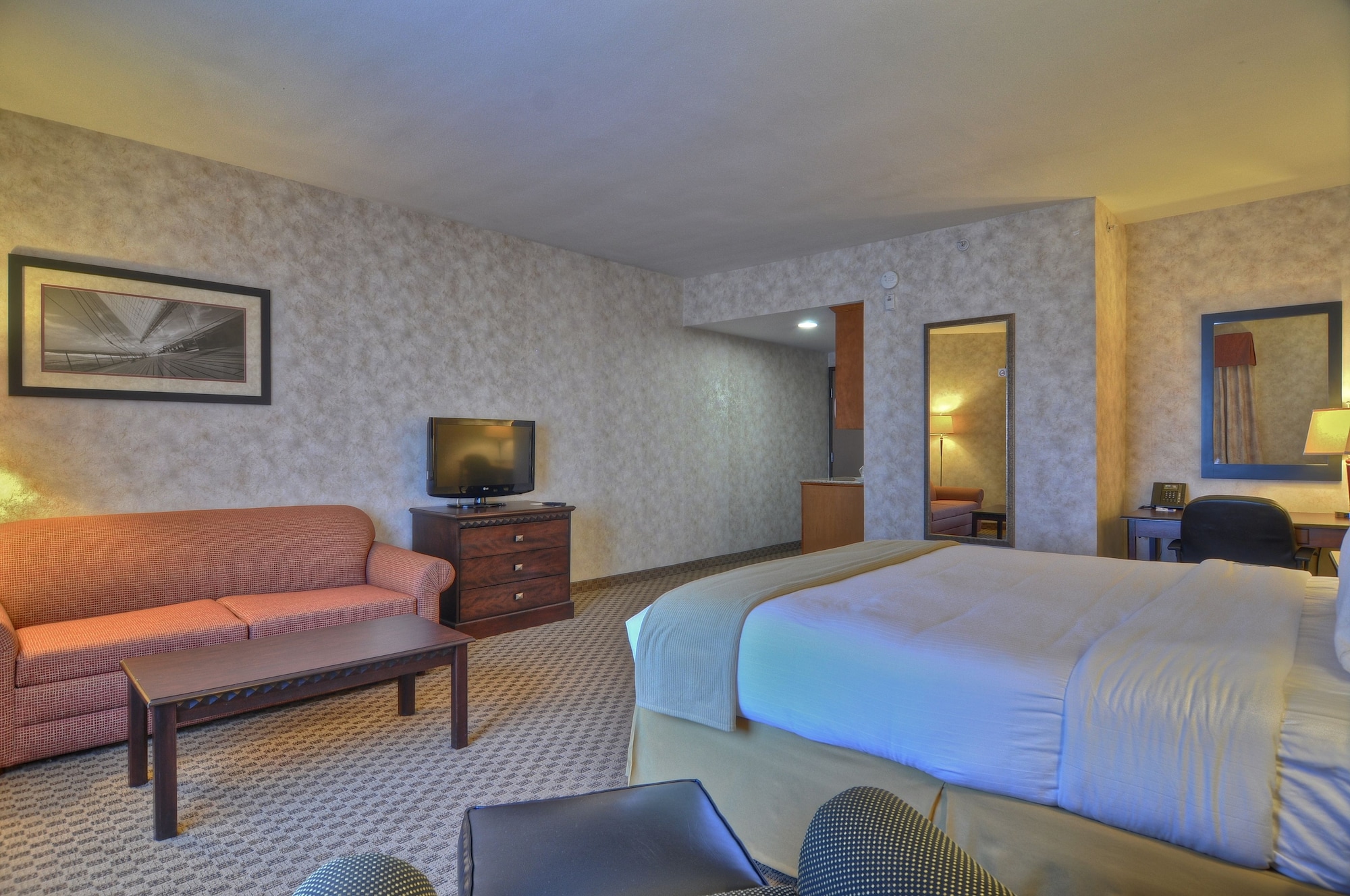 جناح بسرير كينج مع أريكة، HOLIDAY INN EXPRESS SAN DIEGO SOUTH - CHULA VISTA 5/10