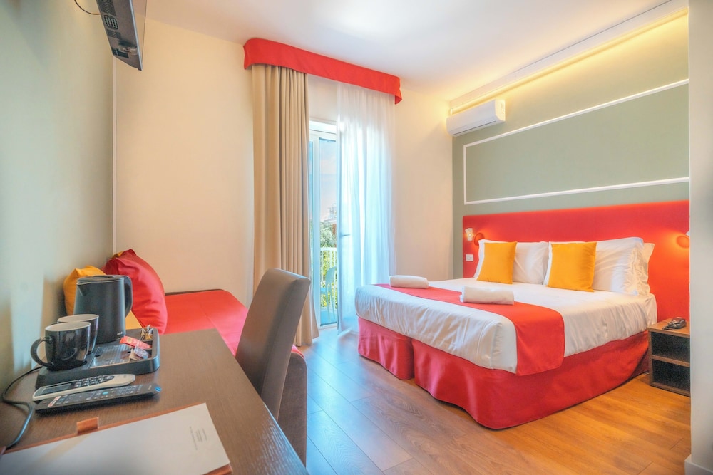 غرفة كلاسيكية بشرفة، Hotel La Pergola Sorrento 2/3
