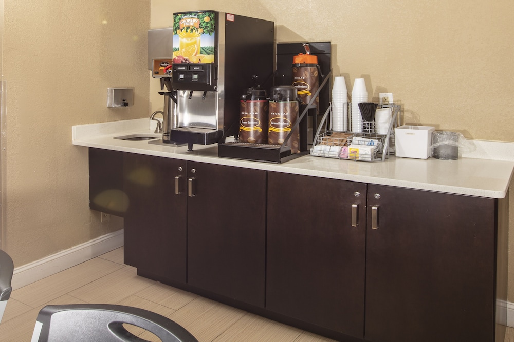 Super 8 By Wyndham St Charles 20/25