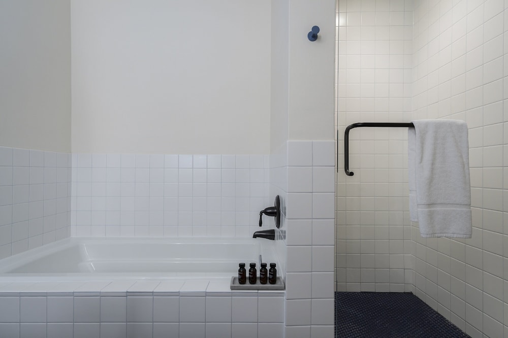 Hu Hotel Memphis 50/50