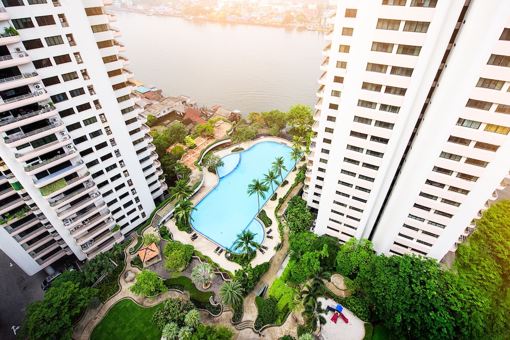 Riverine Place Hotel & Residence 68/72